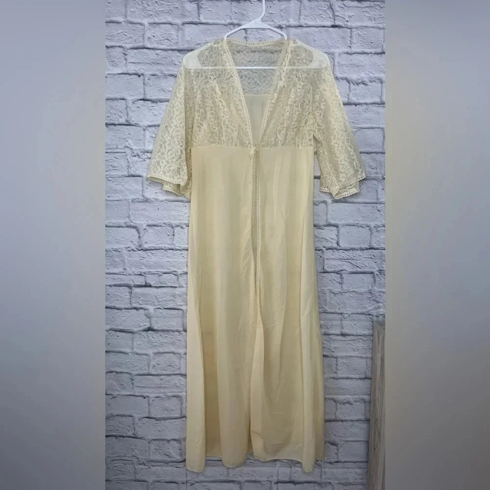Vintage 70s beautiful cream duster